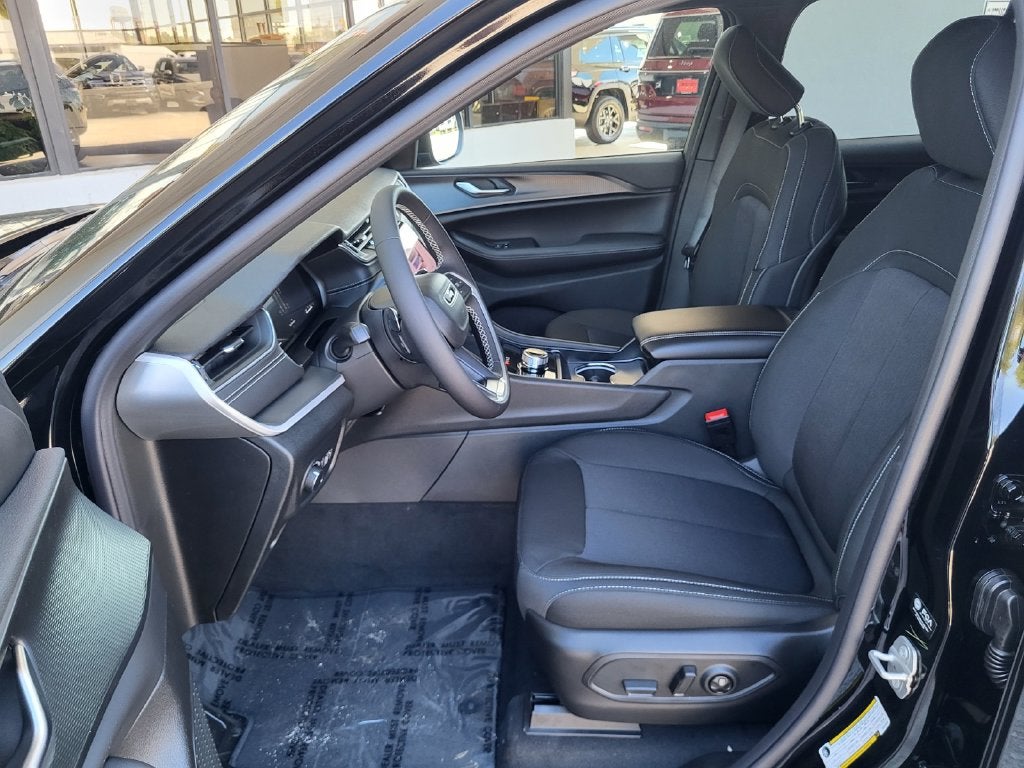 2027 Jeep Grand Cherokee GRAND CHEROKEE LAREDO 4X2