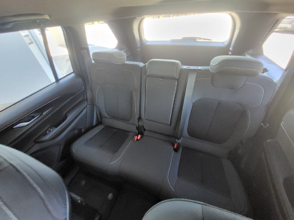 2027 Jeep Grand Cherokee GRAND CHEROKEE LAREDO 4X2