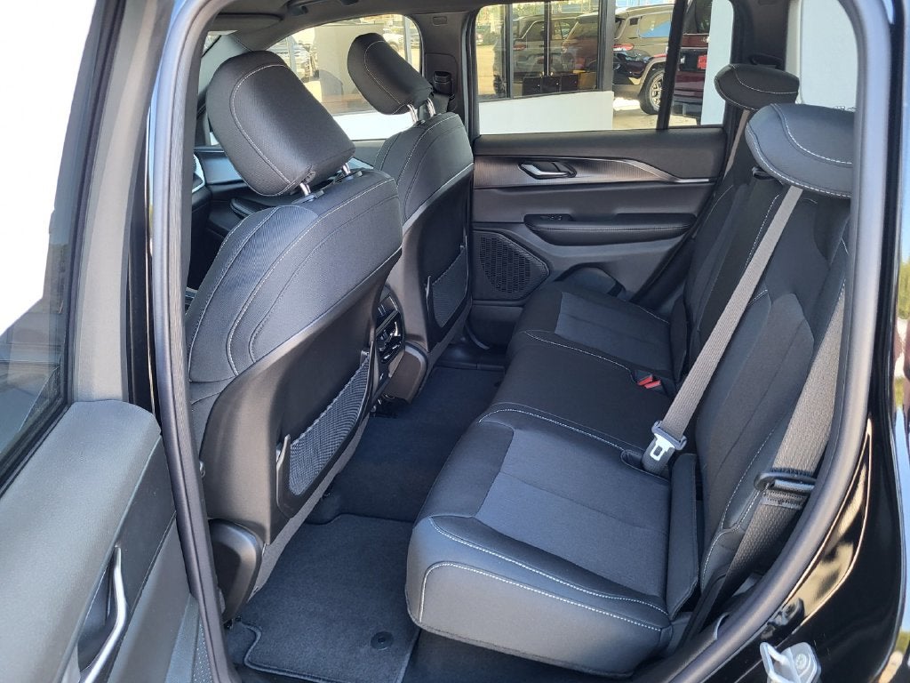 2027 Jeep Grand Cherokee GRAND CHEROKEE LAREDO 4X2