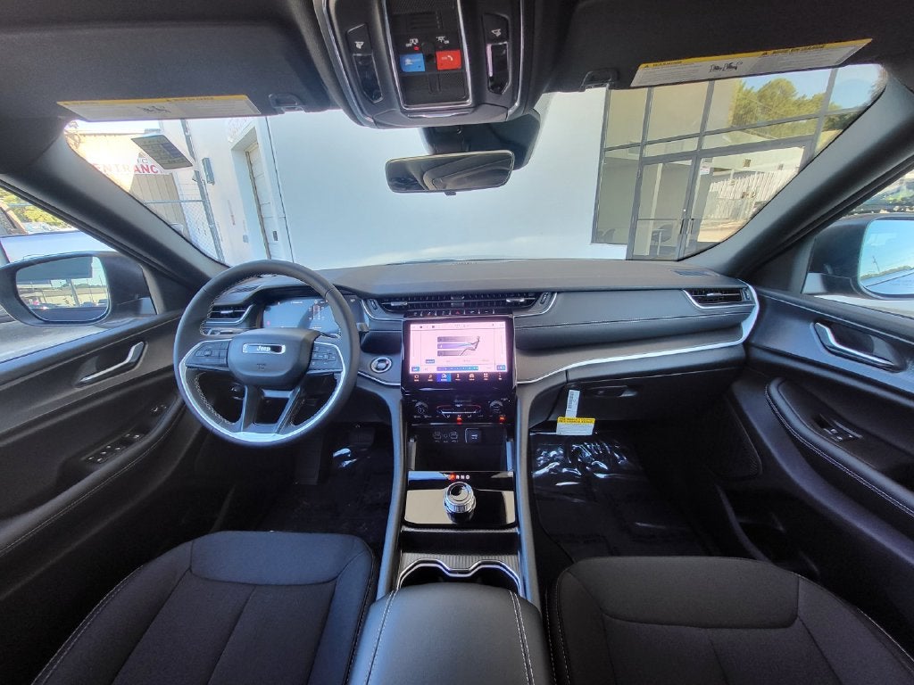 2027 Jeep Grand Cherokee GRAND CHEROKEE LAREDO 4X2