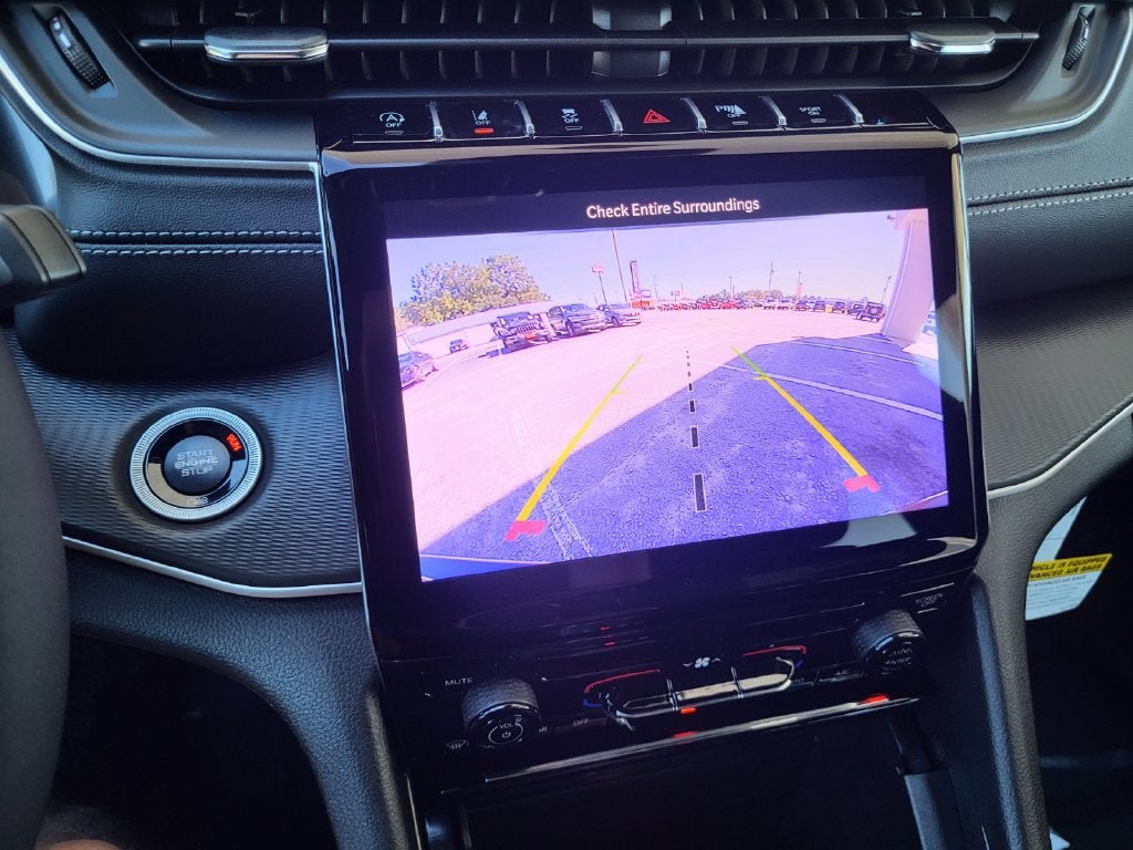 2027 Jeep Grand Cherokee GRAND CHEROKEE LAREDO 4X2