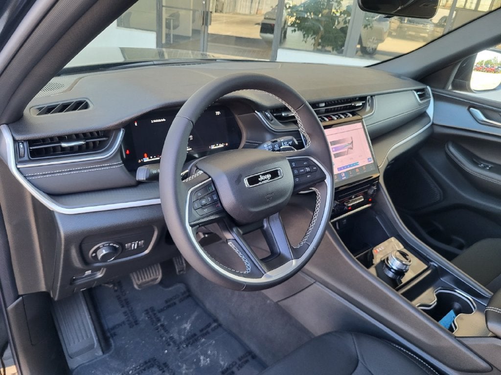 2027 Jeep Grand Cherokee GRAND CHEROKEE LAREDO 4X2