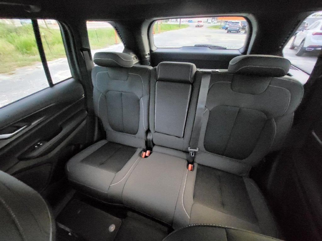 2027 Jeep Grand Cherokee GRAND CHEROKEE LAREDO 4X2