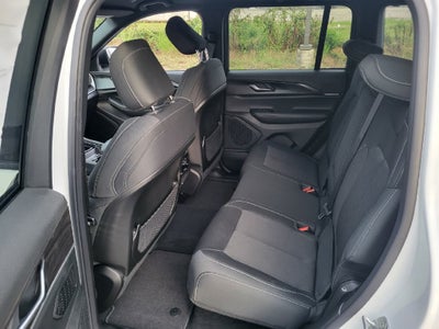 2027 Jeep Grand Cherokee GRAND CHEROKEE LAREDO 4X2
