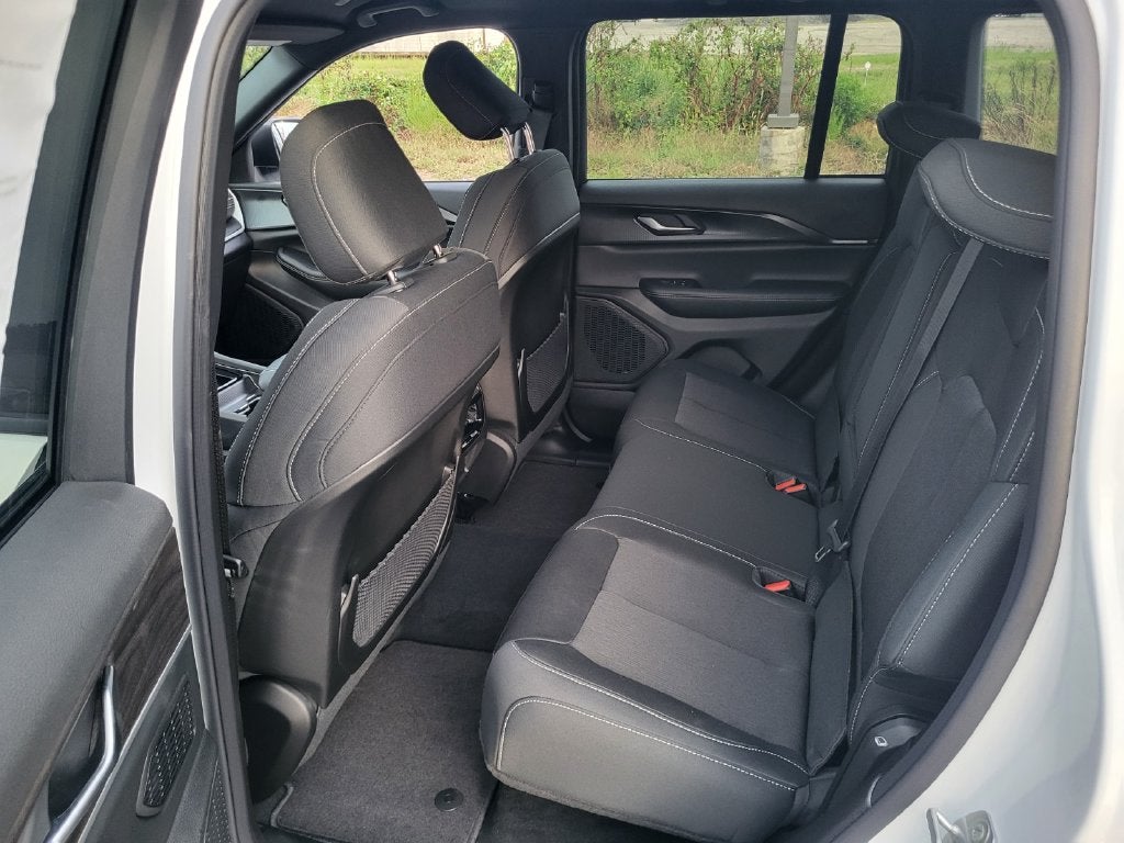 2027 Jeep Grand Cherokee GRAND CHEROKEE LAREDO 4X2