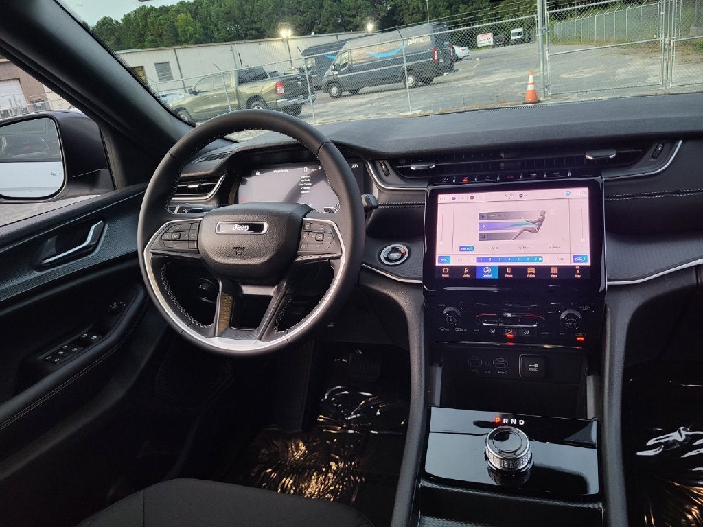 2027 Jeep Grand Cherokee GRAND CHEROKEE LAREDO 4X2