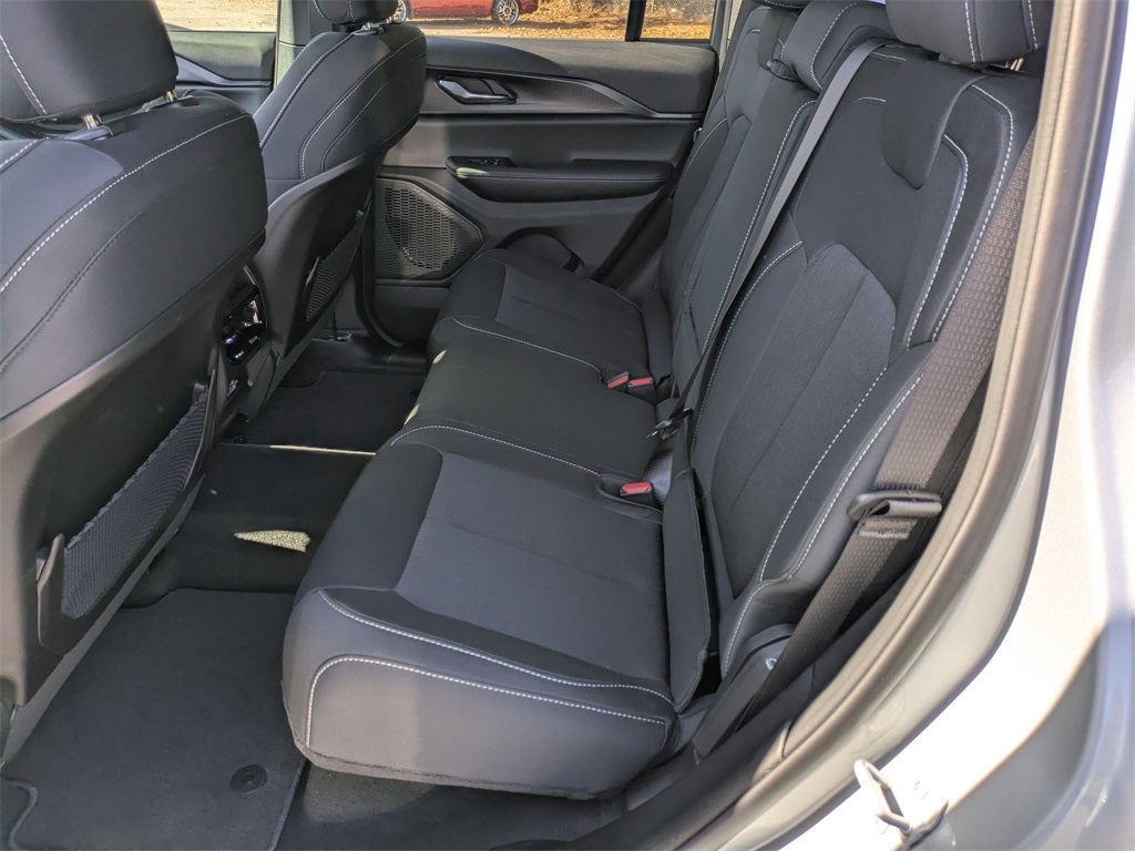 2025 Jeep Grand Cherokee GRAND CHEROKEE LAREDO 4X2