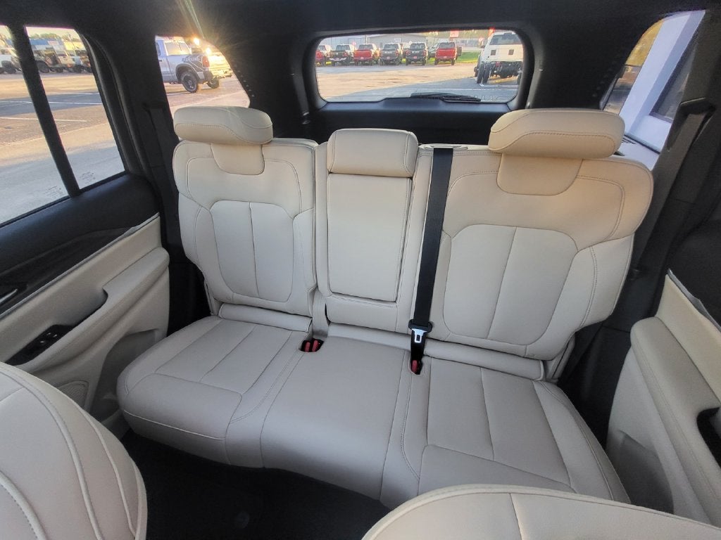 2027 Jeep Grand Cherokee GRAND CHEROKEE LIMITED 4X4