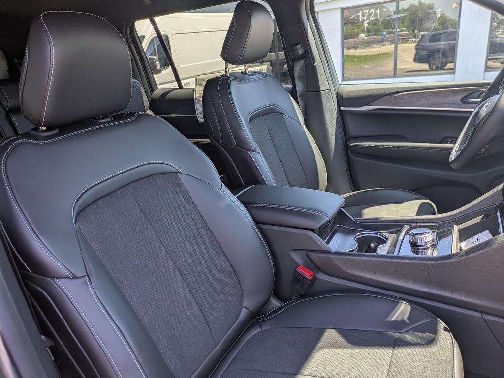 2026 Jeep Grand Cherokee GRAND CHEROKEE L LAREDO ALTITUDE 4X2