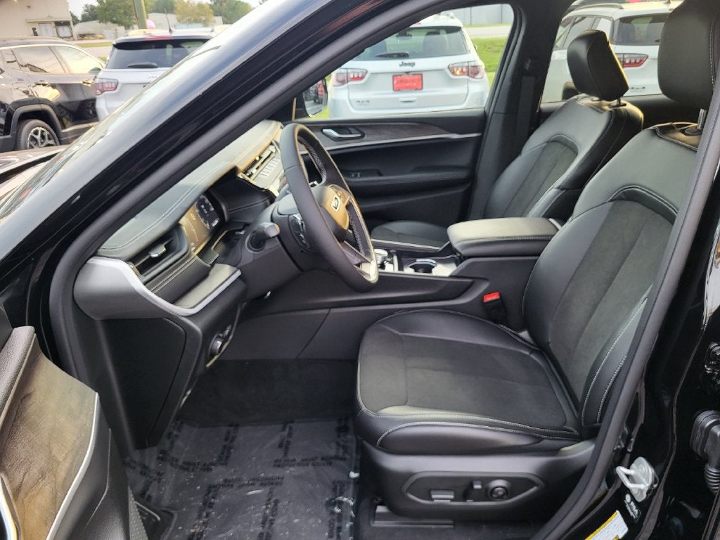 2027 Jeep Grand Cherokee GRAND CHEROKEE L LAREDO ALTITUDE 4X4