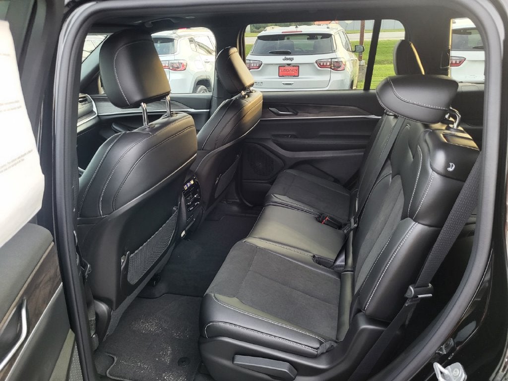2027 Jeep Grand Cherokee GRAND CHEROKEE L LAREDO ALTITUDE 4X4