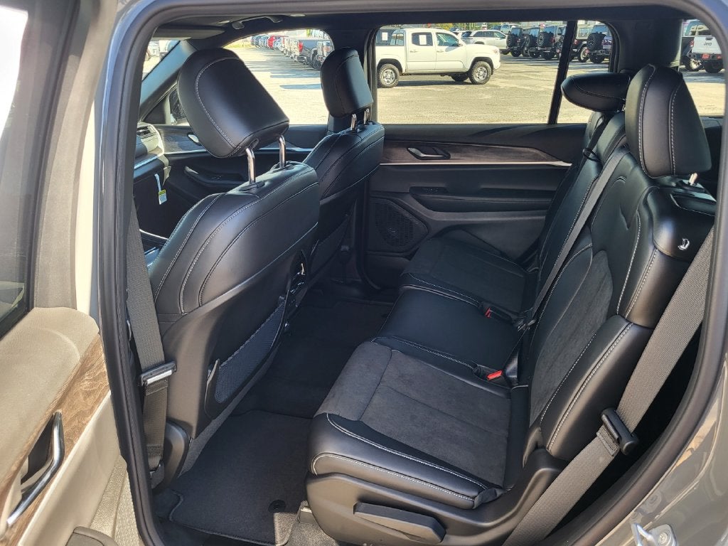 2027 Jeep Grand Cherokee GRAND CHEROKEE L LAREDO ALTITUDE 4X4