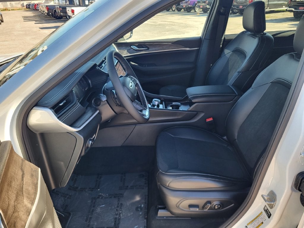 2027 Jeep Grand Cherokee GRAND CHEROKEE L LAREDO ALTITUDE 4X4