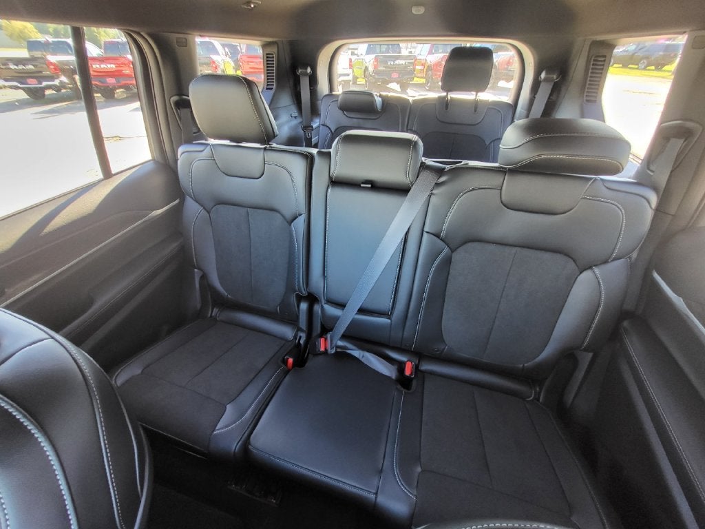 2027 Jeep Grand Cherokee GRAND CHEROKEE L LAREDO ALTITUDE 4X4