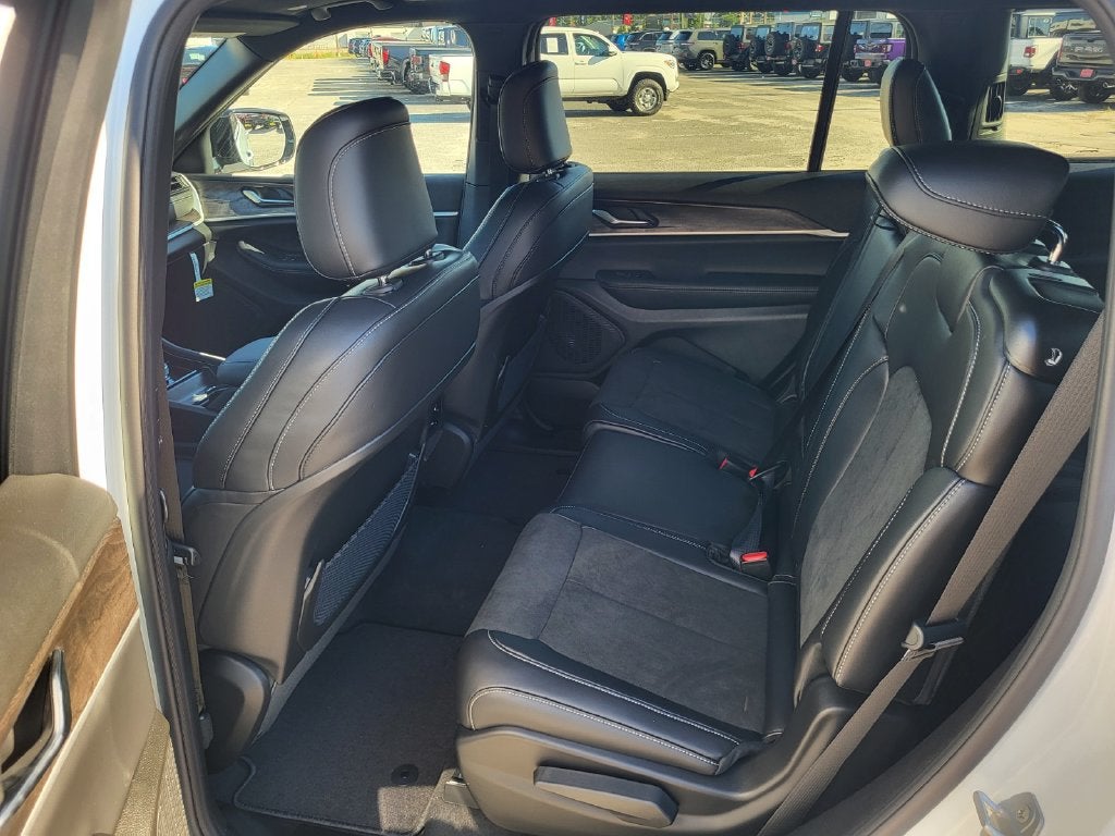 2027 Jeep Grand Cherokee GRAND CHEROKEE L LAREDO ALTITUDE 4X4