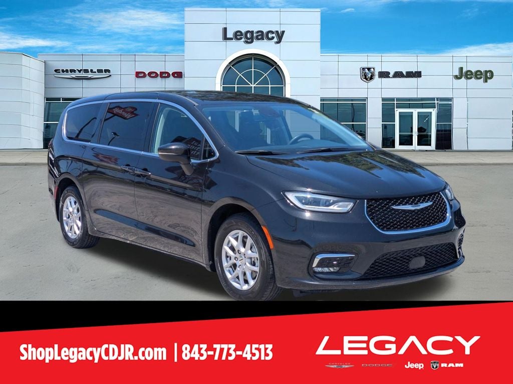 2023 Chrysler Pacifica Touring L's photo