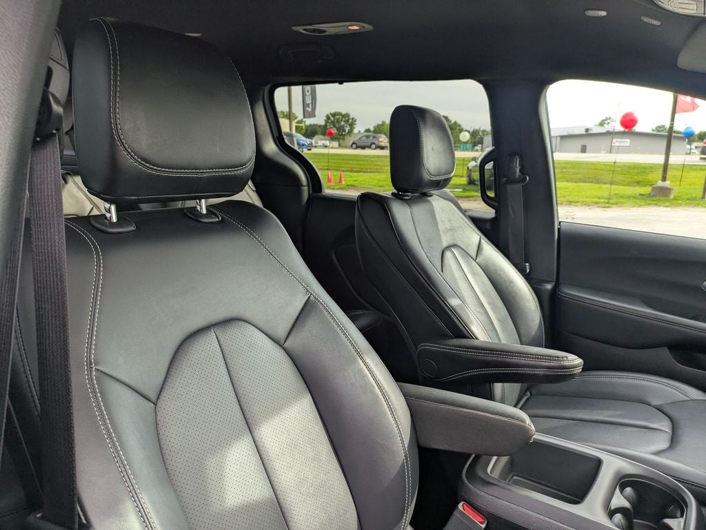 2025 Chrysler Pacifica Select
