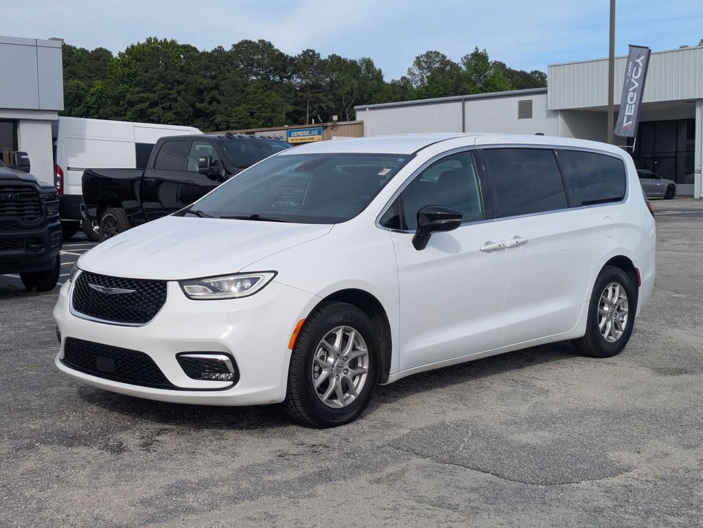 2025 Chrysler Pacifica Select