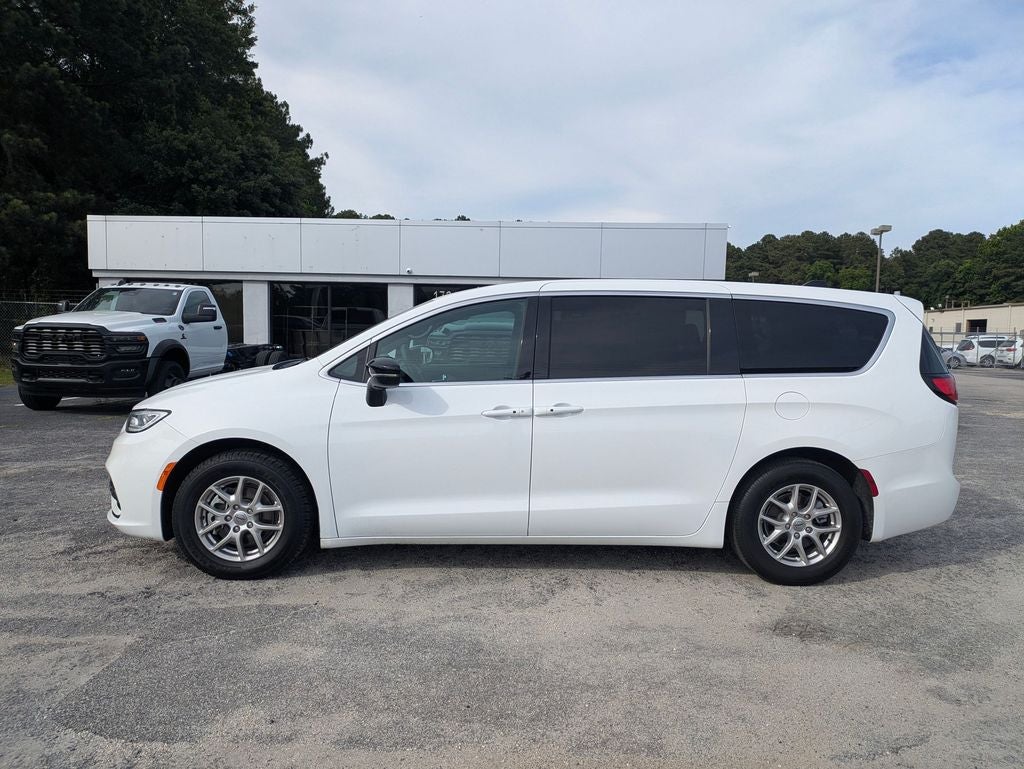 2025 Chrysler Pacifica Select