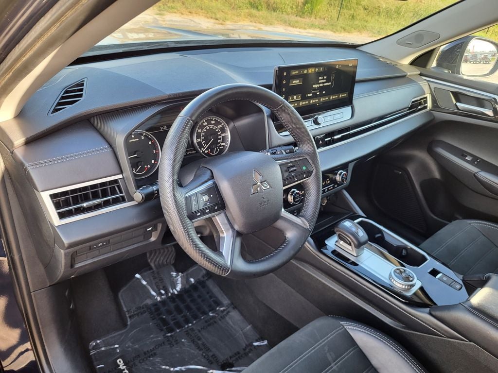 2025 Mitsubishi Outlander Base