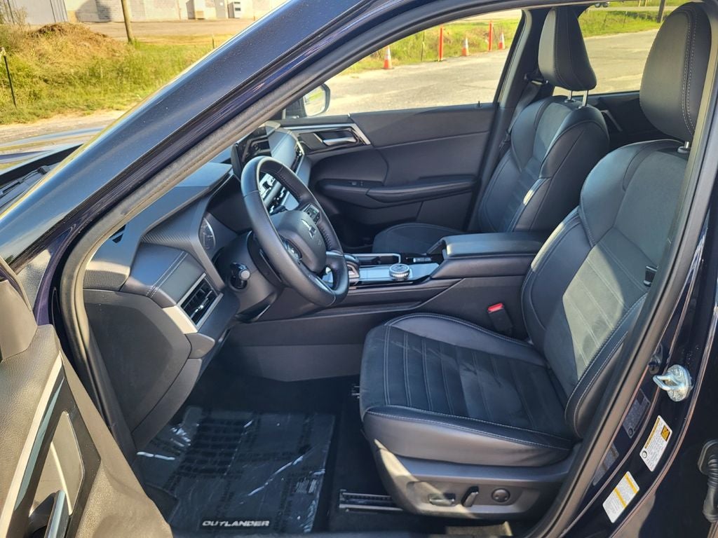 2025 Mitsubishi Outlander Base
