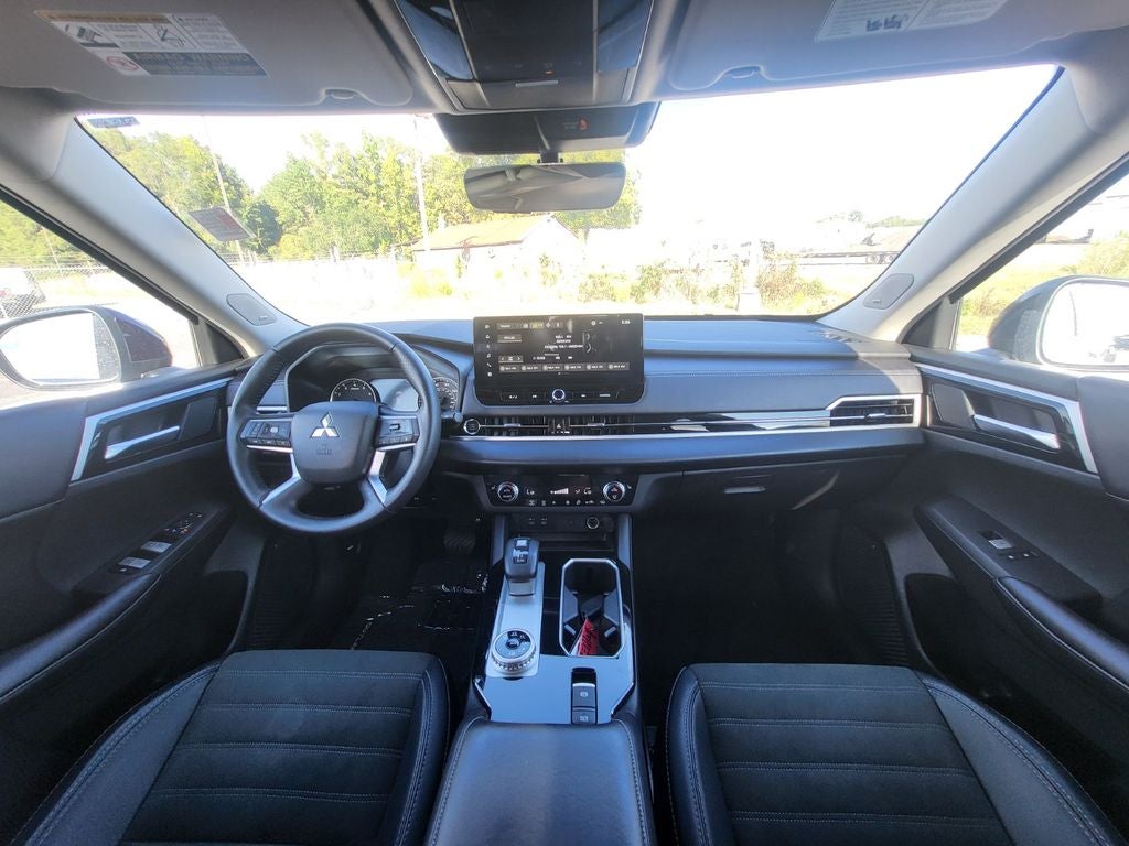 2025 Mitsubishi Outlander Base